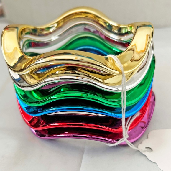 6 BRACELETS, SHINY CIRCLES IN WAVE PATTERN, MULTICOLOUR GLOSSY, TAG ON - Picture 1 of 2